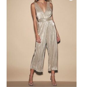 Lulu's Women’s Turn Up Silver Metallic Pleated V-Neck Culotte Jumpsuit Size M